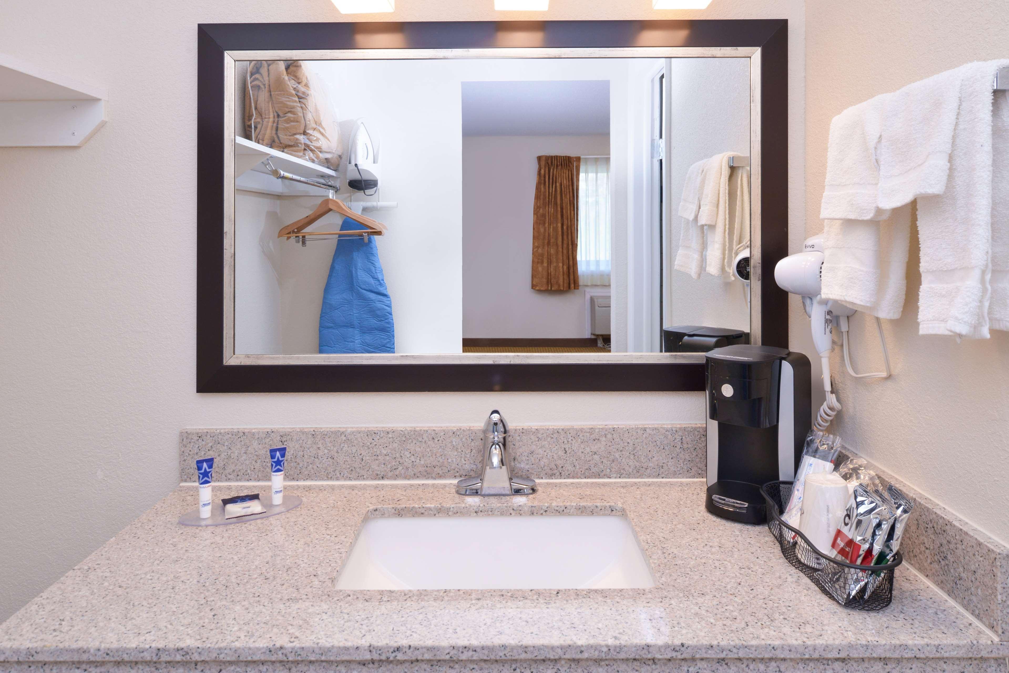 Americas Best Value Inn Платтсбург Экстерьер фото
